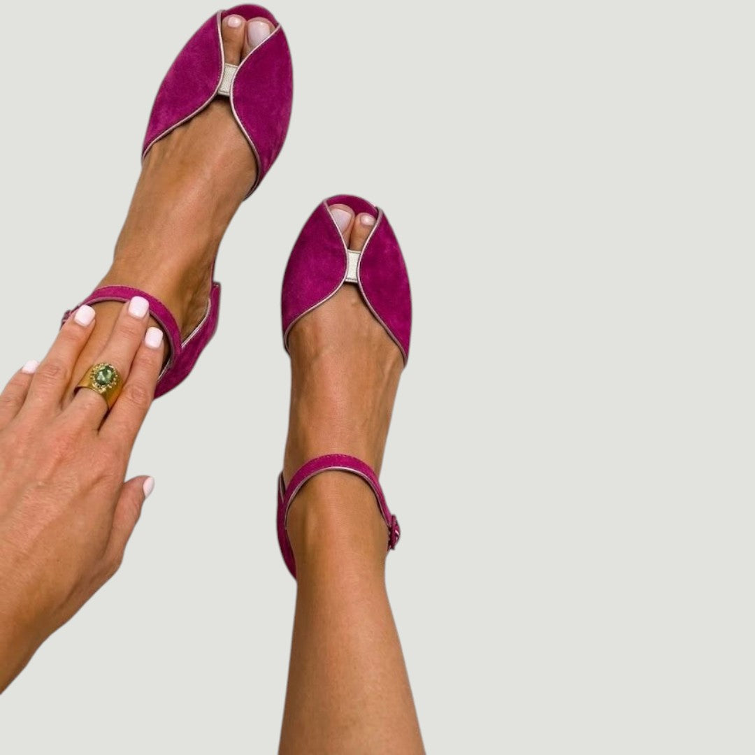 Sandálias Bella Taylor - New York em camurça fúcsia com design elegante e tira no tornozelo sobre fundo texturizado.