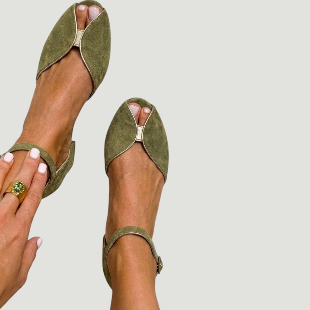 Sandálias Bella Taylor - New York modelo Olivia em camurça verde salvia com design elegante e tira no tornozelo